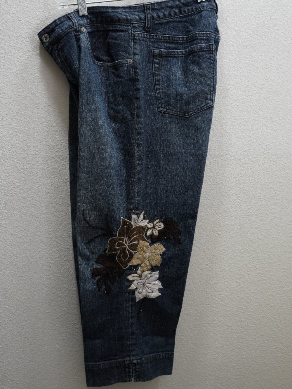 Chico's Platinum Embroidered Crop Jeans size 1.5
